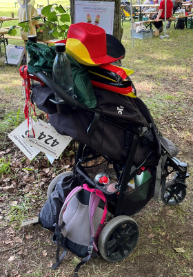 Kinderwagen mit Startnummern und Fanartikeln für die Fußball EM